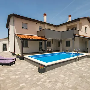 4 Stars Apartments-pikula Apartment