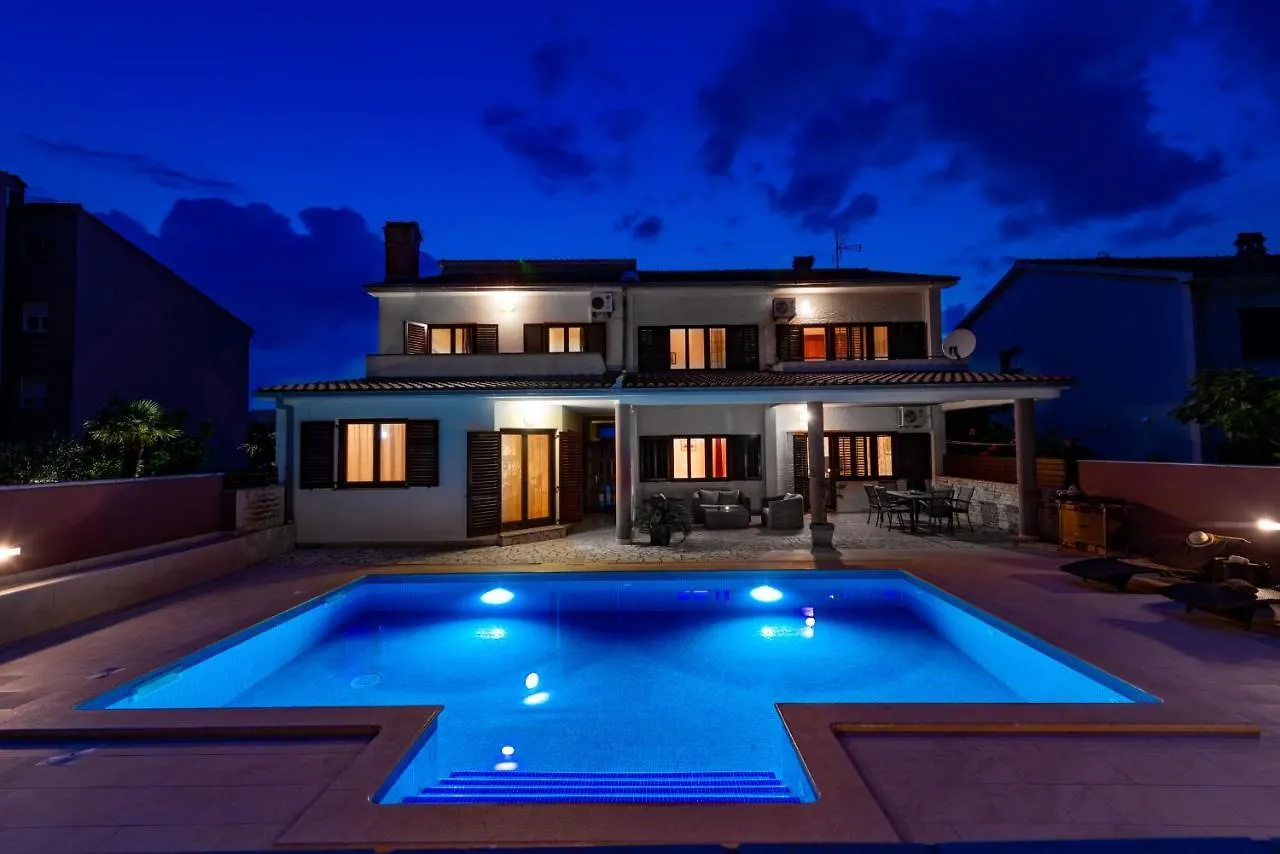 Ferienhaus Villa Komel With Pool Fažana