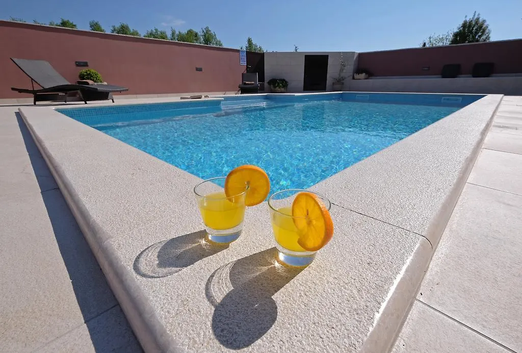 Ferienhaus Villa Komel With Pool Fažana